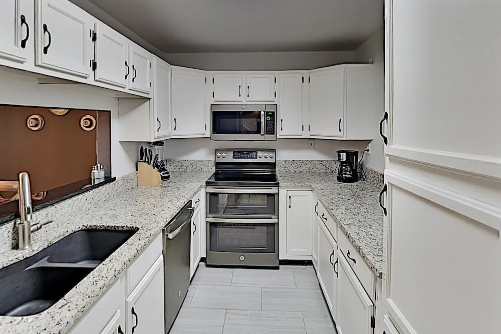 Yetis Hideaway W/ 3 Pools - Near Skiing, Dining 2 Bedroom Condo