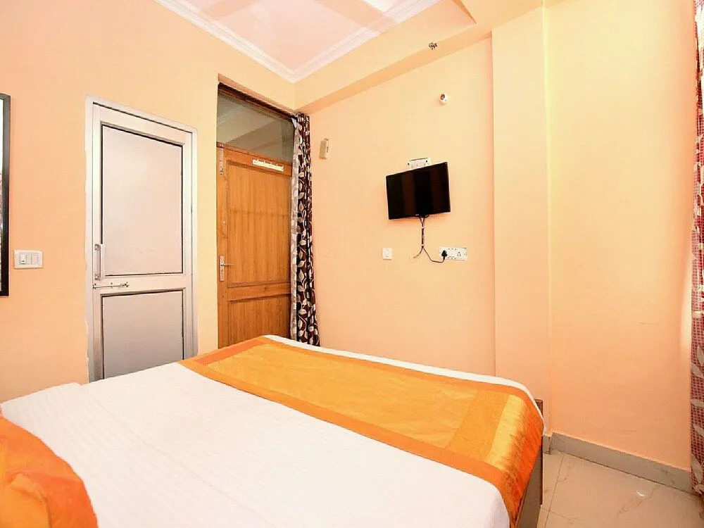 OYO 10463 Hotel Paras