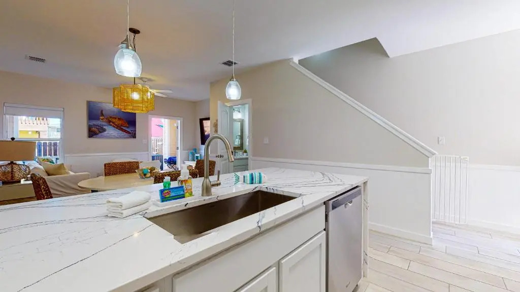 BC102 Beautifully Decorated Townhome, Heated Shared Pool, 1 Minute to Beach