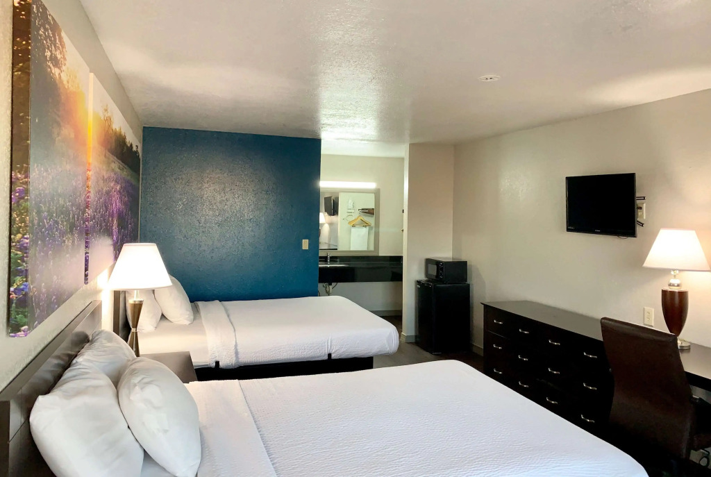 Days Inn & Suites by Wyndham - Canton First Monday Trade Days