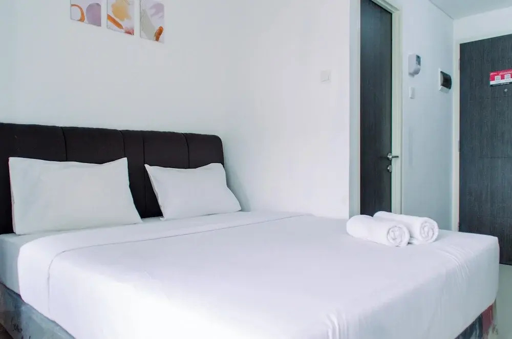 Comfort and Simply Studio Room at Serpong Garden Apartment By Travelio