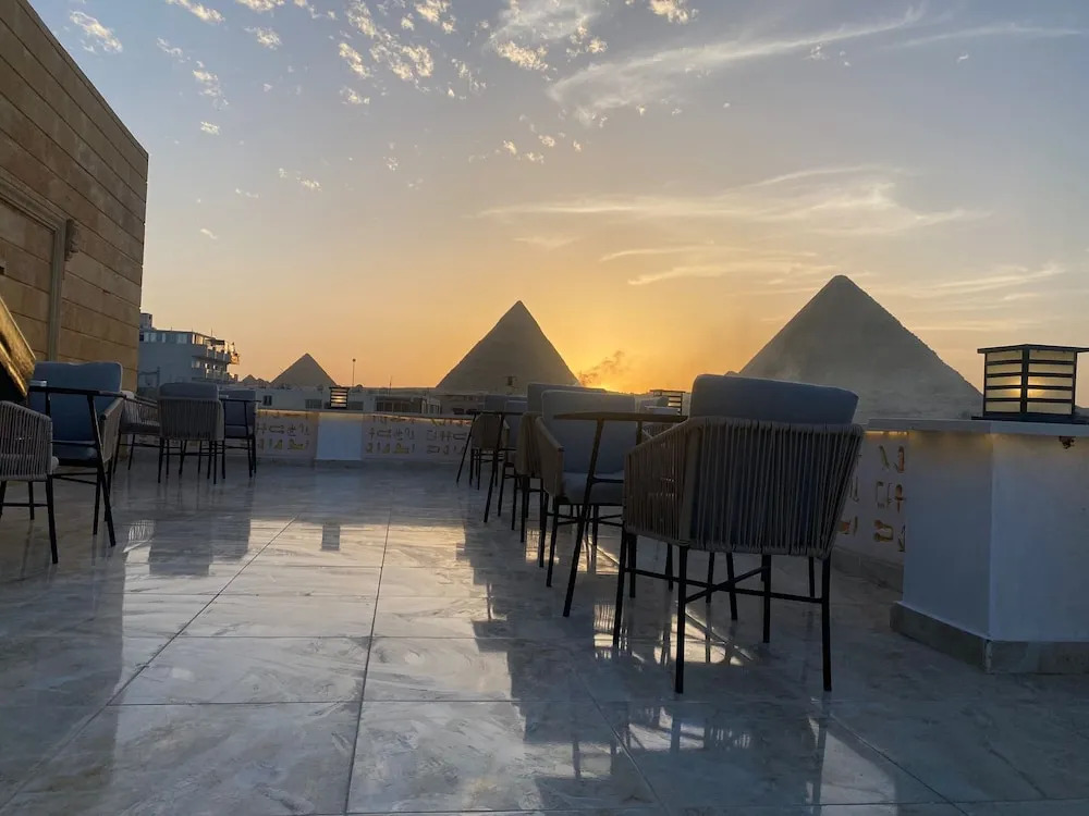 Queen Ash Pyramids View INN