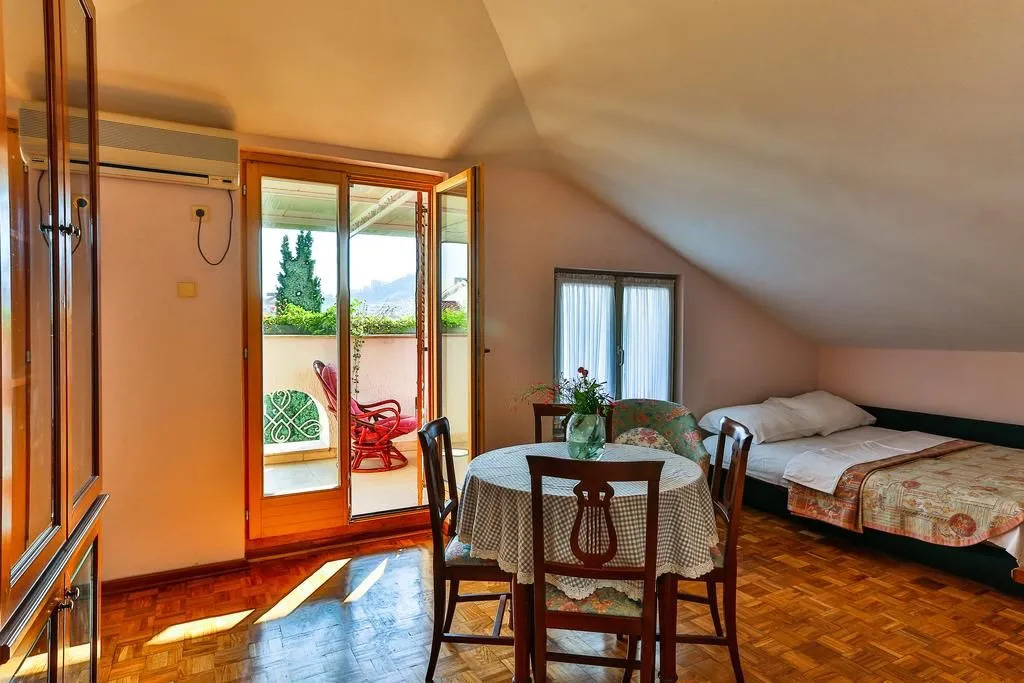 Villa Velzon Guesthouse