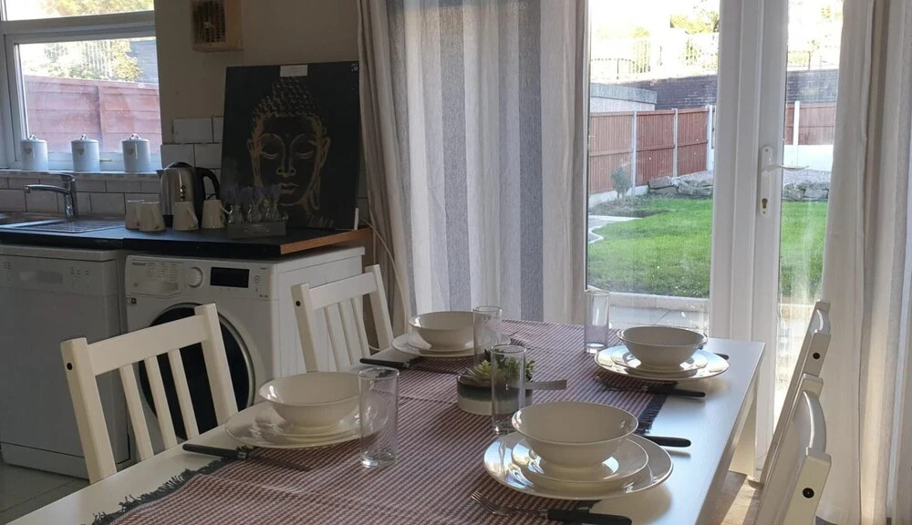 Cosy 3 bedroom residential house, private garden, 30 minutes from Alton Towers, 5 minute walk to Trentham Gardens