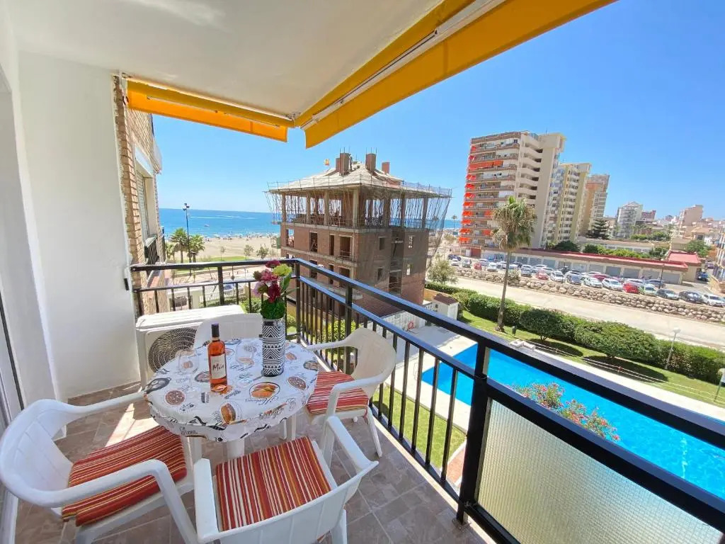 Modern 1 Bedroom Seaside Apartment with Pool