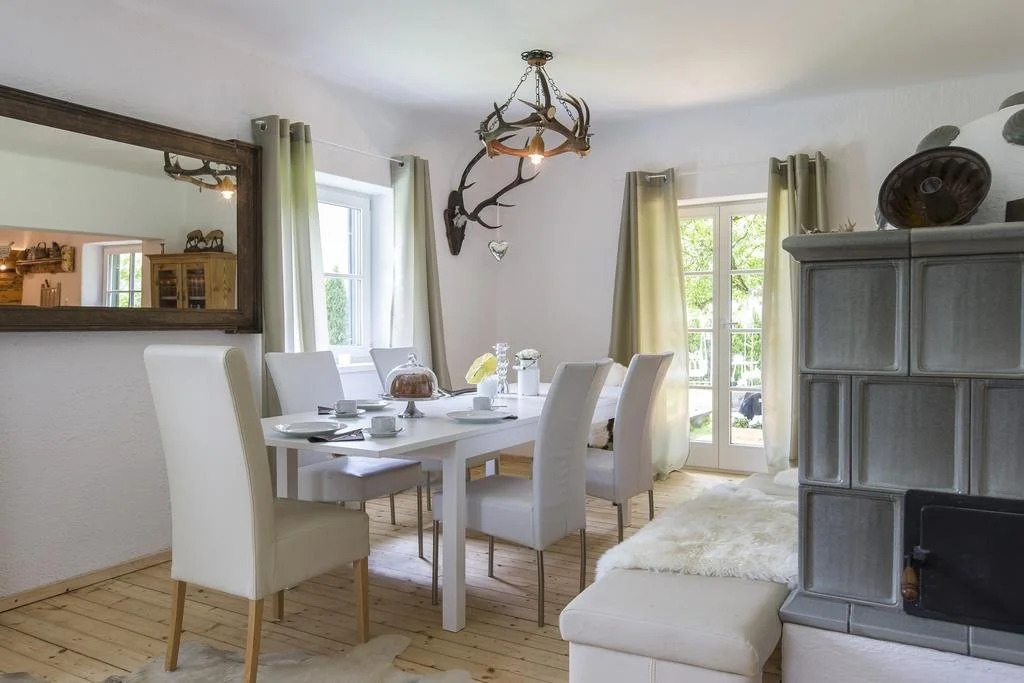 Forest Chalet, all famous ski areas around us, 15 min to city of salzburg, mountainview, panorama sauna, bath whirlpool, fire pit in garden up to 10 p