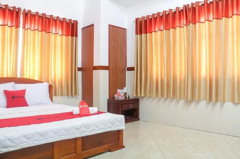 Reddoorz Plus Near Binh Tay Market