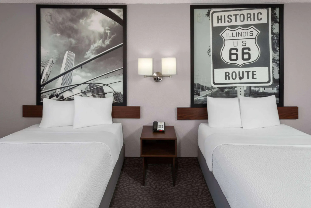 Super 8 by Wyndham Romeoville Bolingbrook