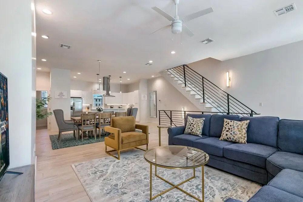 Modern Townhouse w Balcony