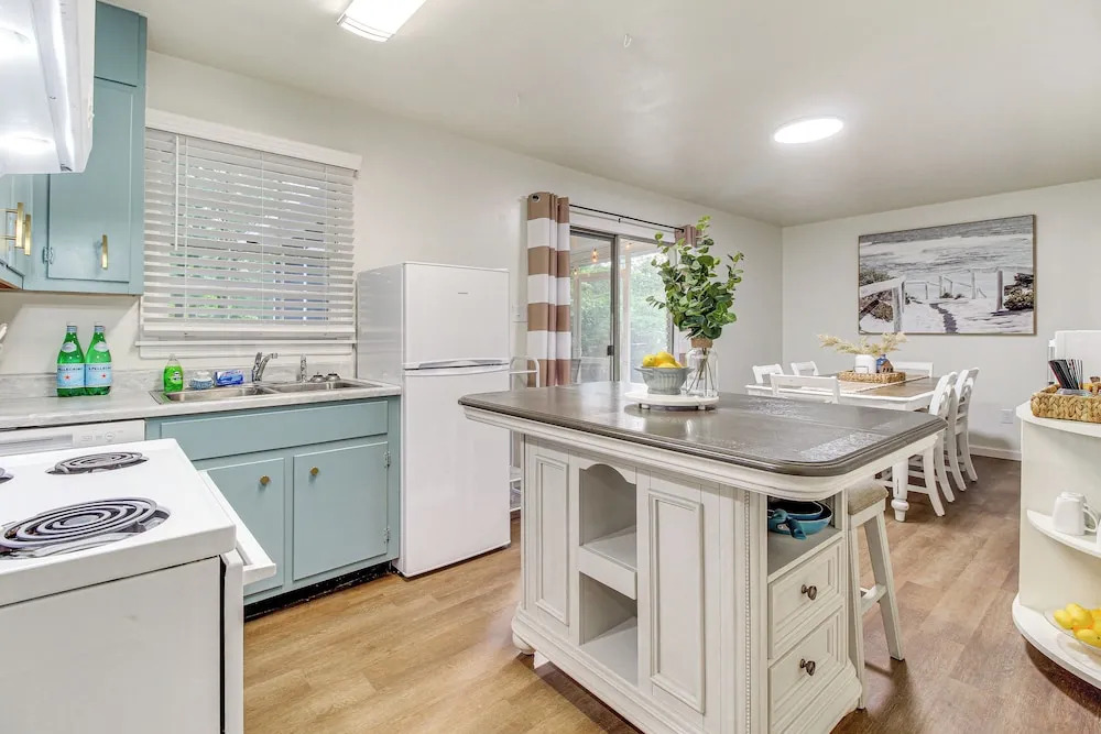 Garden City Home w/ Screened Porch: Near Savannah!