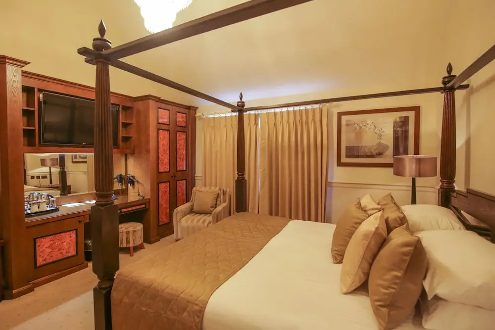 Tracy Park Hotel and Country Club