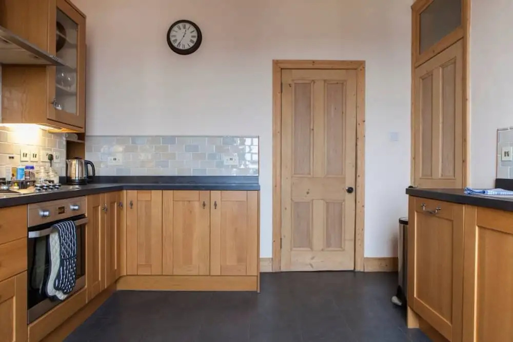 2 Bedroom Flat With Free Parking Nearby Accommodates 6