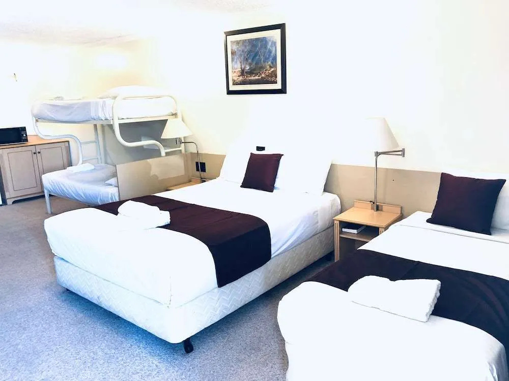 OVERLANDER MOTOR LODGE
