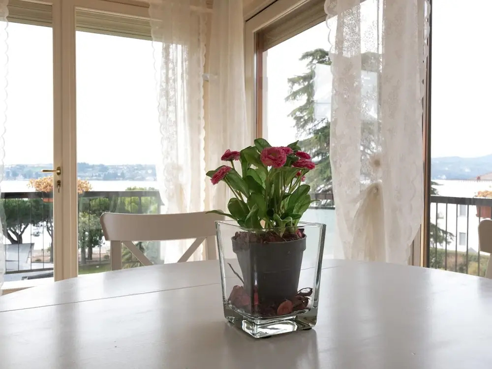 Snug Holiday Home in Salò With Balcony