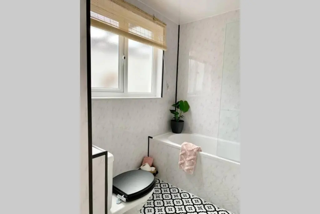 The Nook - A stylish apartment with garden, near the beach