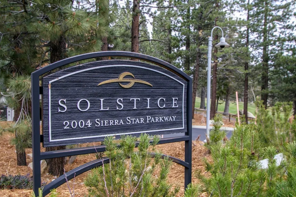 Solstice 18 Beautiful and Modern, Private Washer Dryer, Close to Eagle Lodge by RedAwning