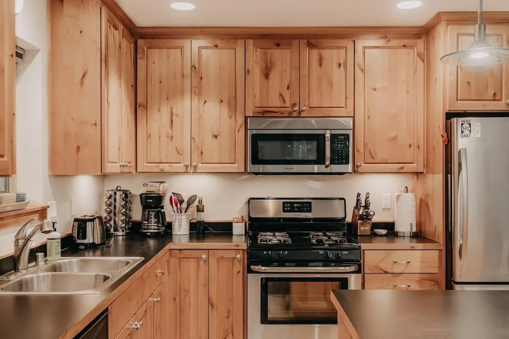 52gs - Hot Tub - Wifi - Pets Ok - Wood Stove - Sleeps 6 2 Bedroom Home by RedAwning
