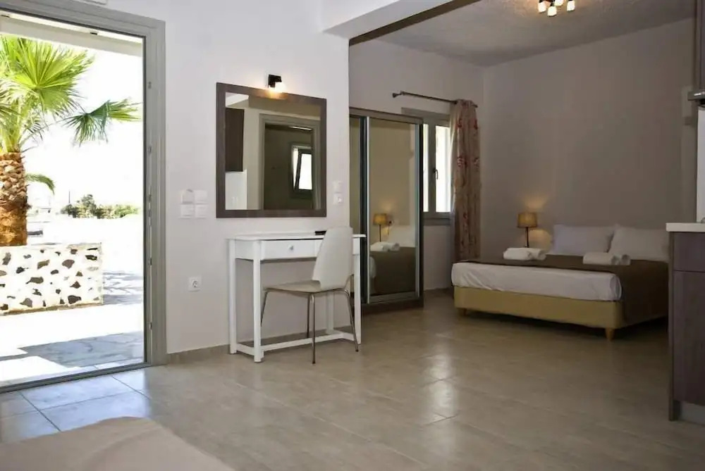 Alafouzos Studios & Apartments