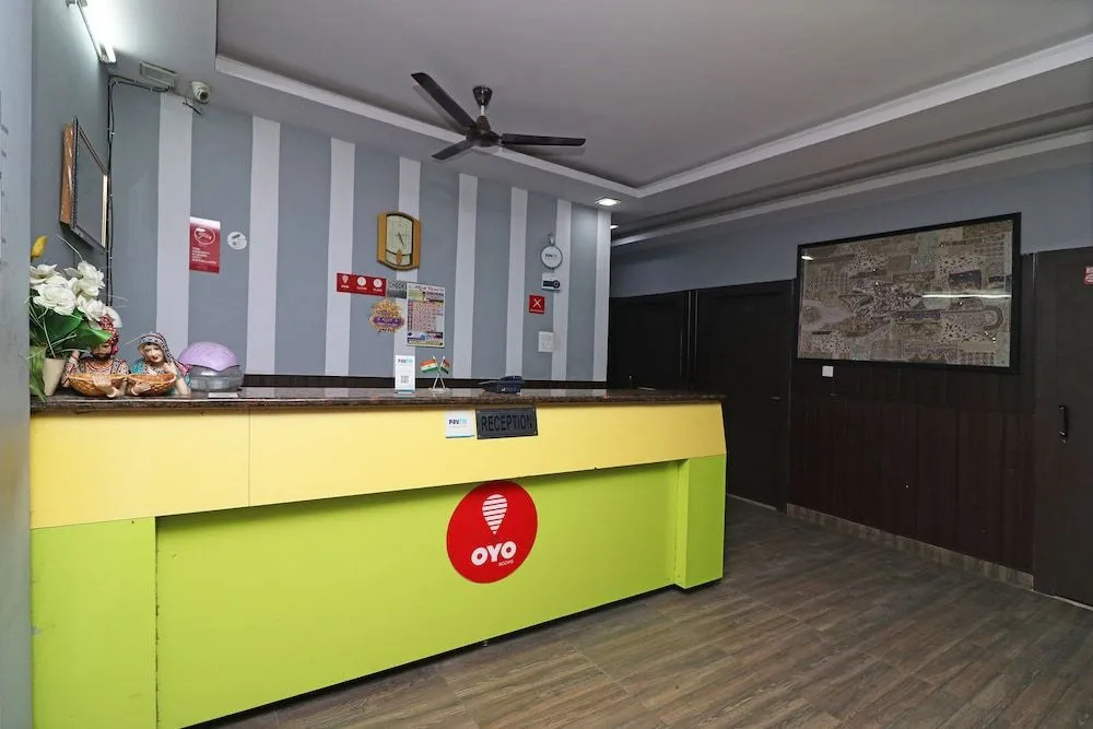 OYO 29127 Hotel Crown Tower