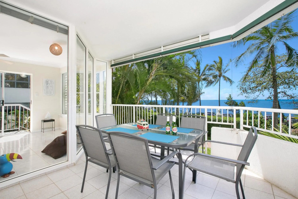 The Beach House 3BR Waterfront Apartment, Own WIFI