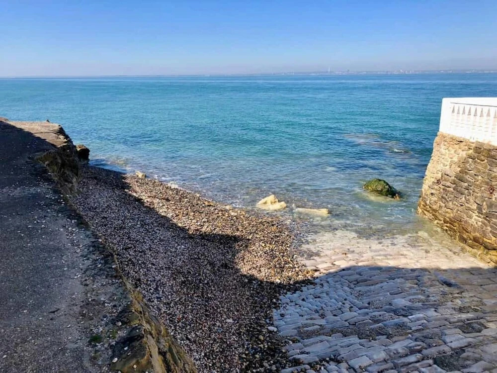 Seashells Dog Friendly Seaview Beach Chalet Sleeps 4 Beach Opposite