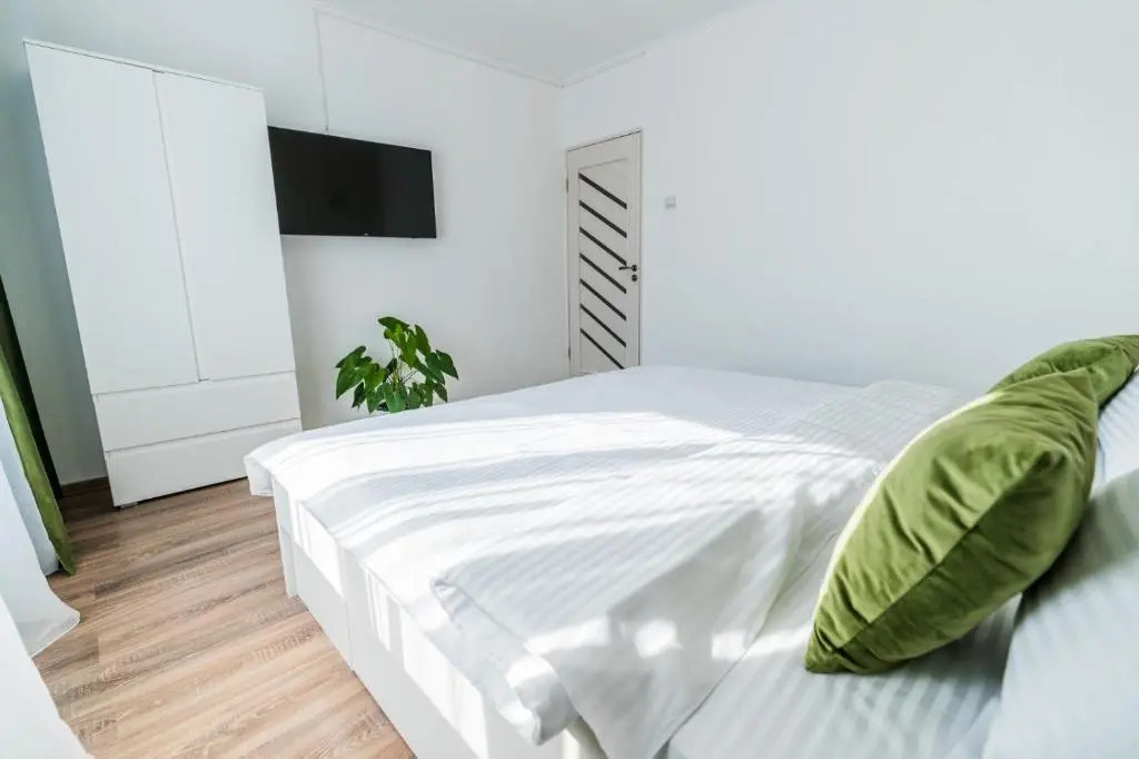 Tania Grand Apart