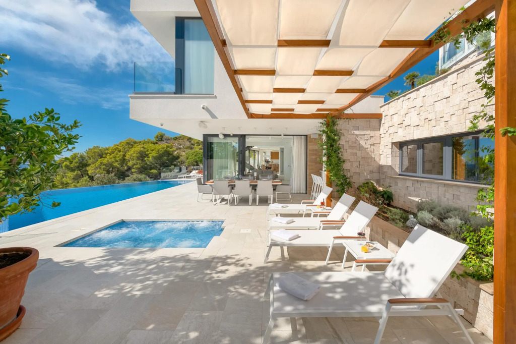 Anabel in Hvar with 4 bedrooms and 4 bathrooms
