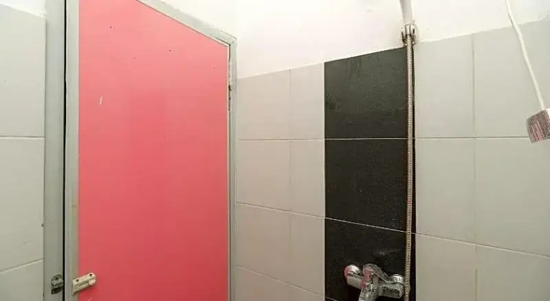 RedDoorz Syariah near Ciledug Station