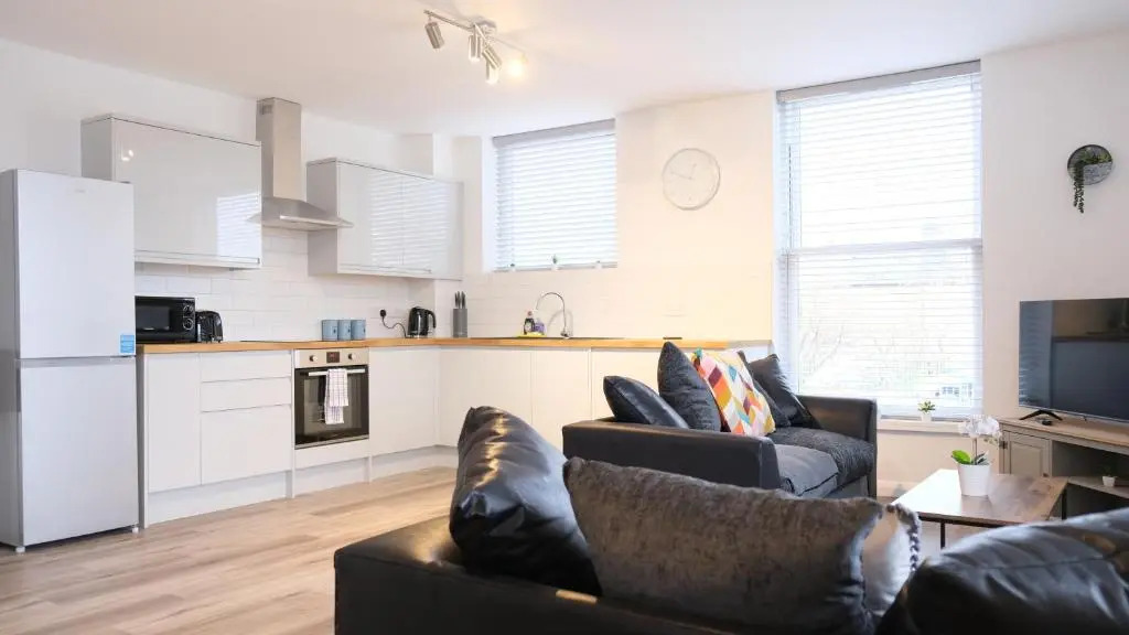 Leisure & Contractors - Stylish Town Centre Apartment with Free Parking