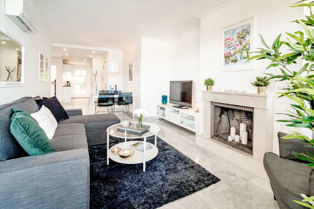 SAT1-walking distance to Puerto Banus