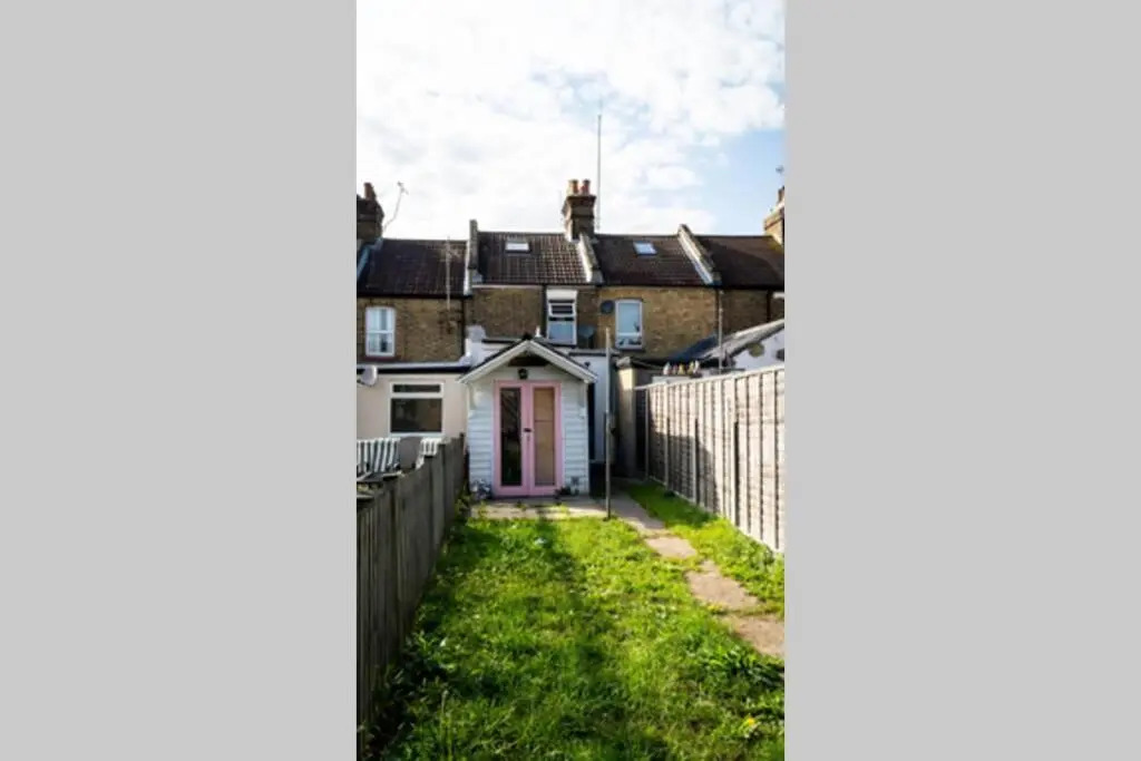 2 bed house, Wifi, dishwasher and garden. Long stay discounts