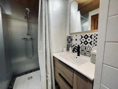 13 personnes,jacuzzi, pied des pistes et des chemins, 4 chambres