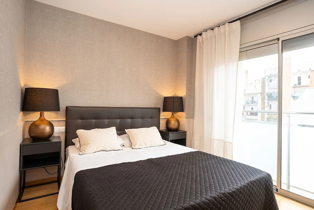 Modern Apartment Near Pl Espa a