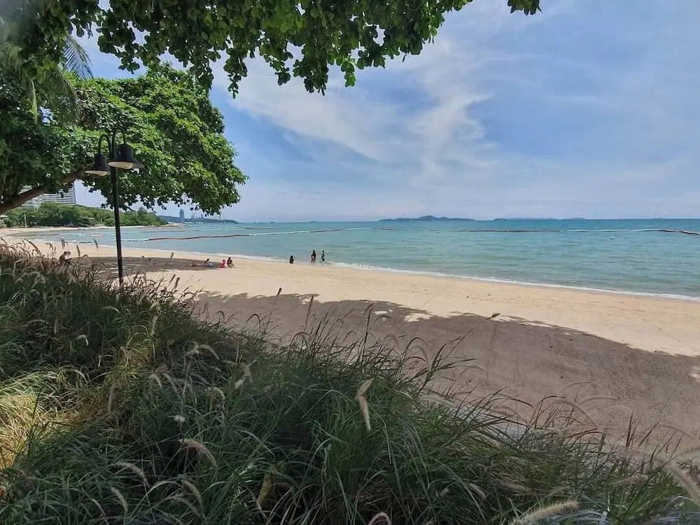 Luxury Large One Bedroom Seaview Serviced Apartment at Wongamat, Pattaya