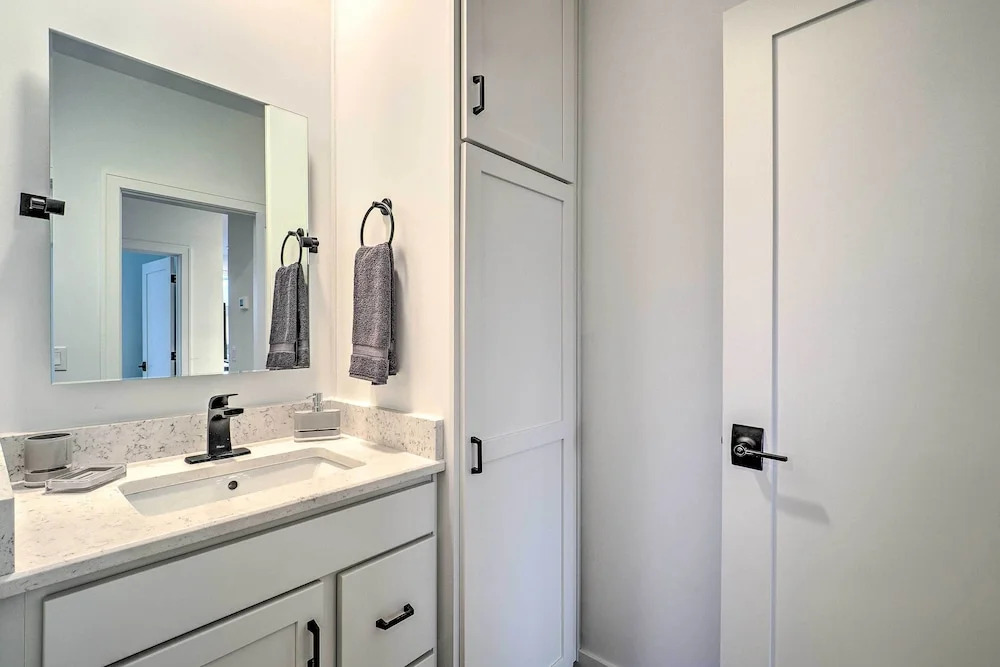 Downtown Traverse City Condo: 32 Mi to Ski Slopes!