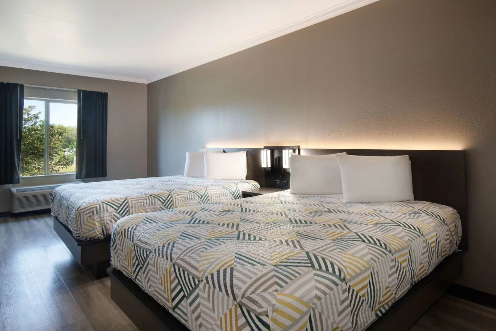 Motel 6 Fort Worth, TX – I-35 & I-20