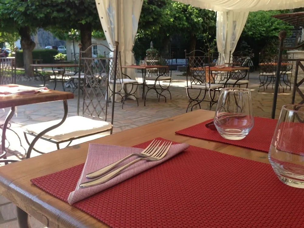 Logis Hôtels - Hôtel Restaurant Domaine Les Falaises