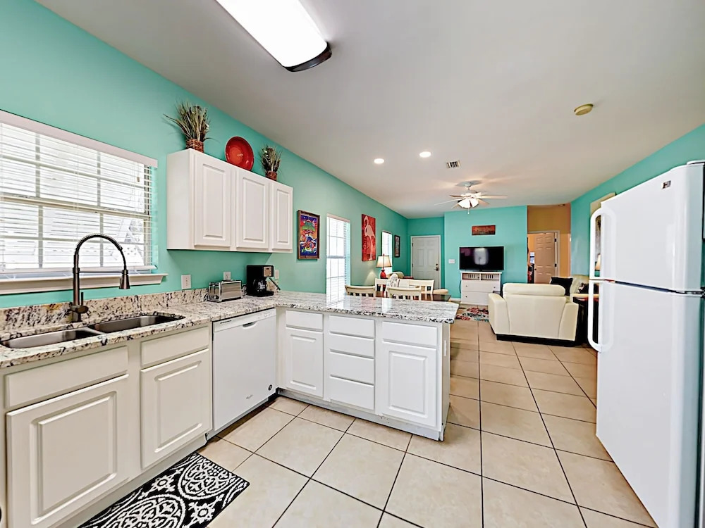 Natures Haven - Updated W/ Pool & Lake 3 Bedroom Condo