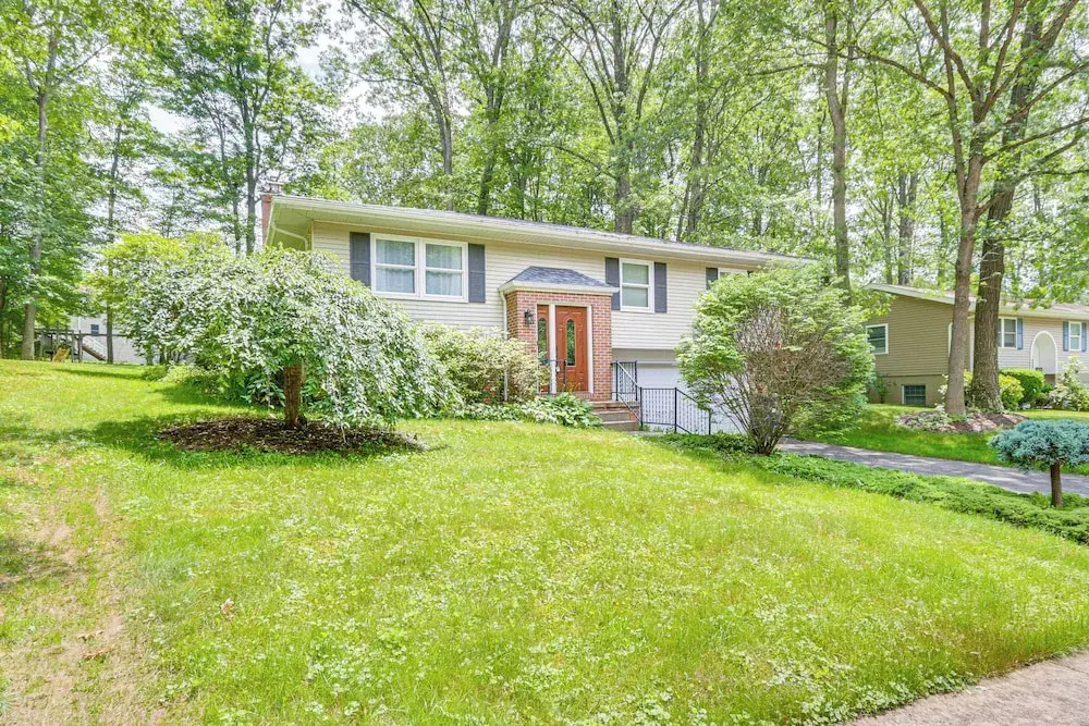 4 Mi to Penn State: Suburban Happy Valley Home