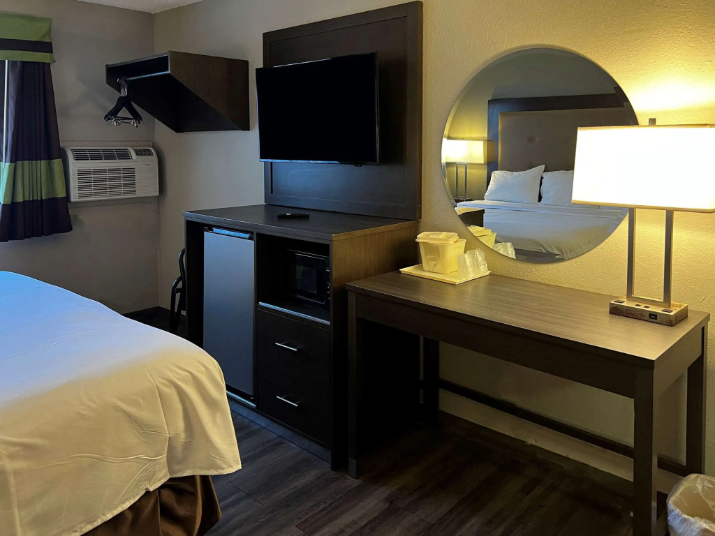 Econo Lodge Spring Lake near Fort Bragg