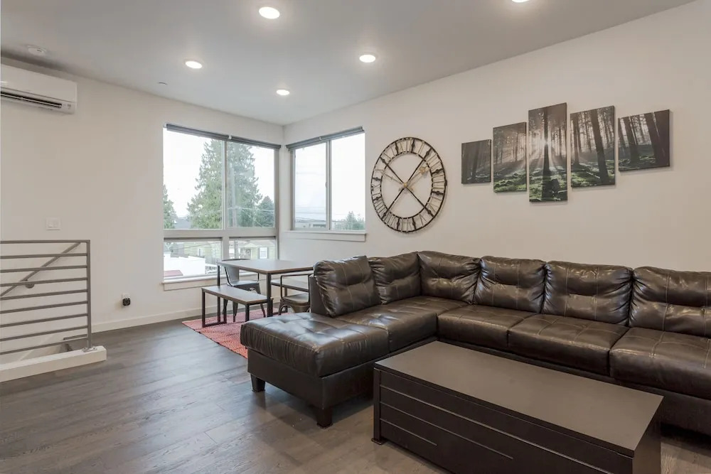 Urban Oasis Sleeps 8 Ultra Modern Condo