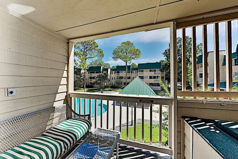 Poolside , Steps From The Beach! 1 Bedroom Condo