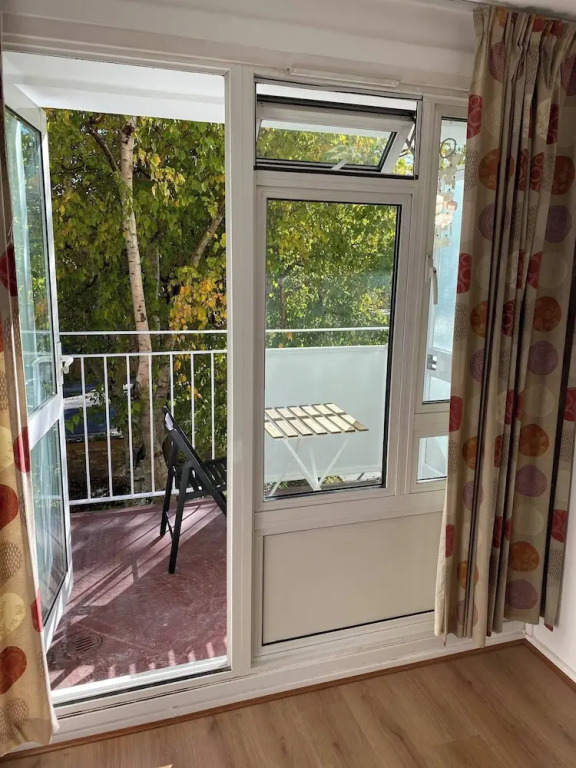 Spacious 2-bedroom London Flat With Balconies, Near Tube & Transport Links