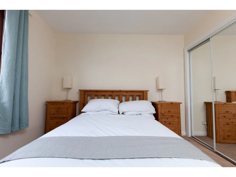 Bright 2BR Flat for 6 Near Morningside W/parking