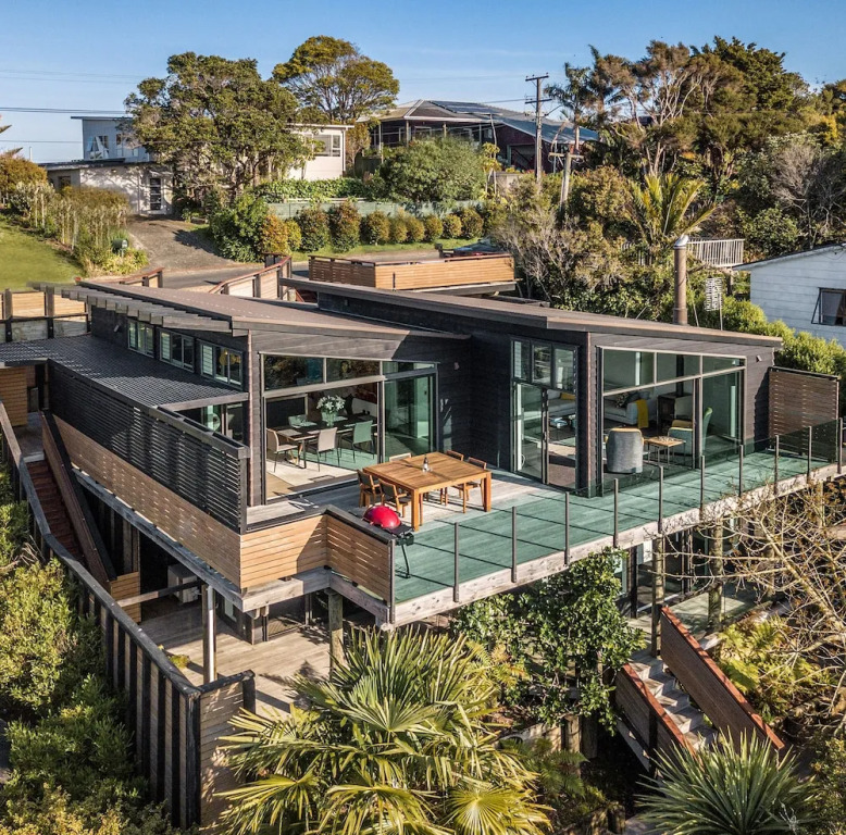 Taonga with Sea Views by Waiheke Unlimited