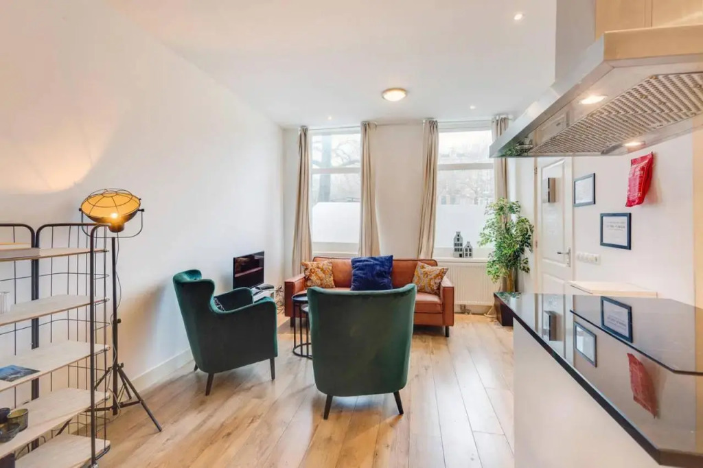Luxurious Canalview APT with Patio CITY CENTRE