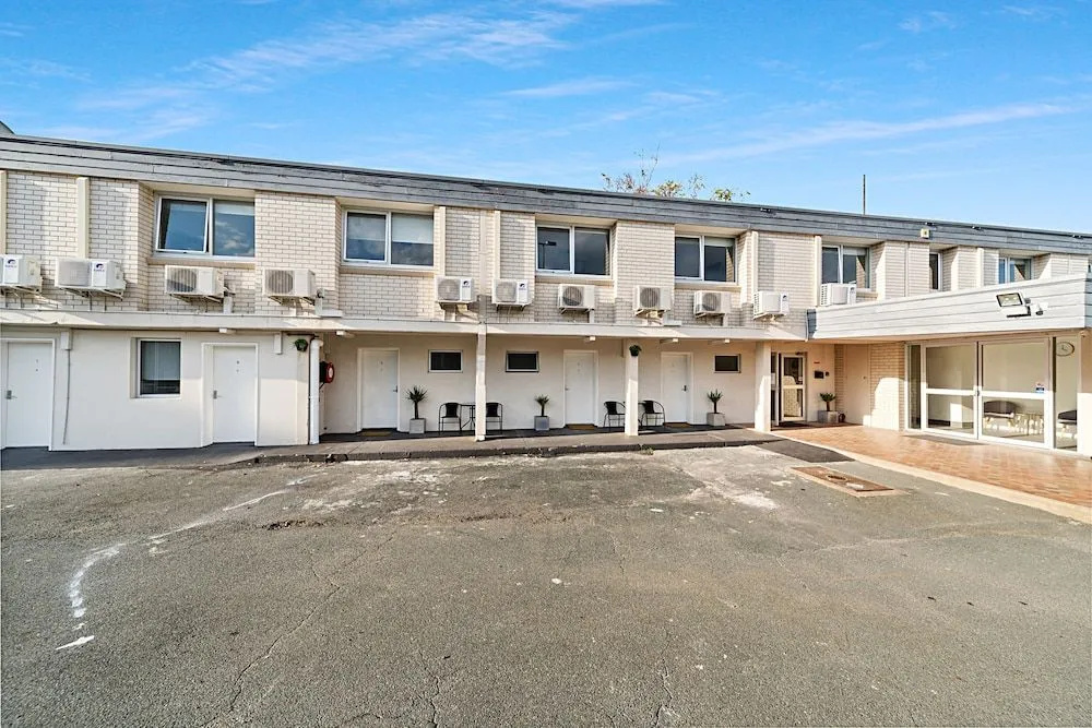 Carlton Suites