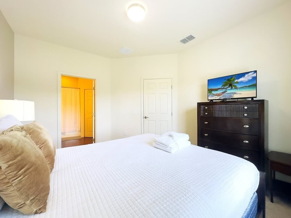 Minions Themed 4 bedrooms Home Near Disney Sleeps 10 4 Townhouse