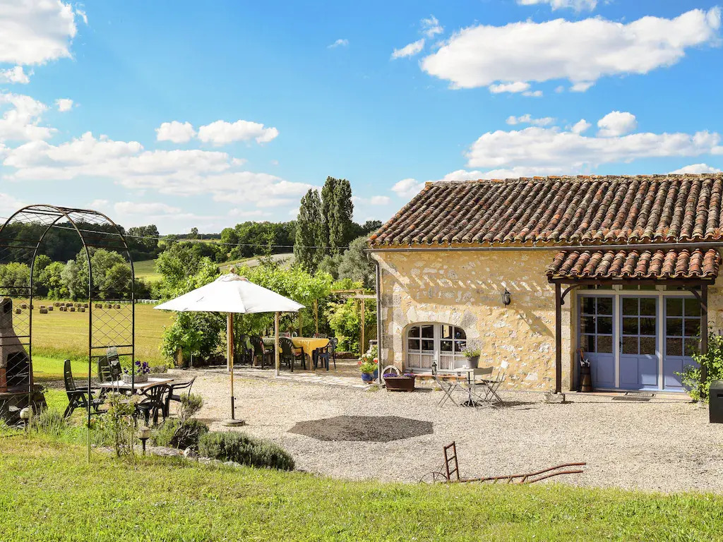 Snug cottage in Saint-Eutrope-De-Born with pool