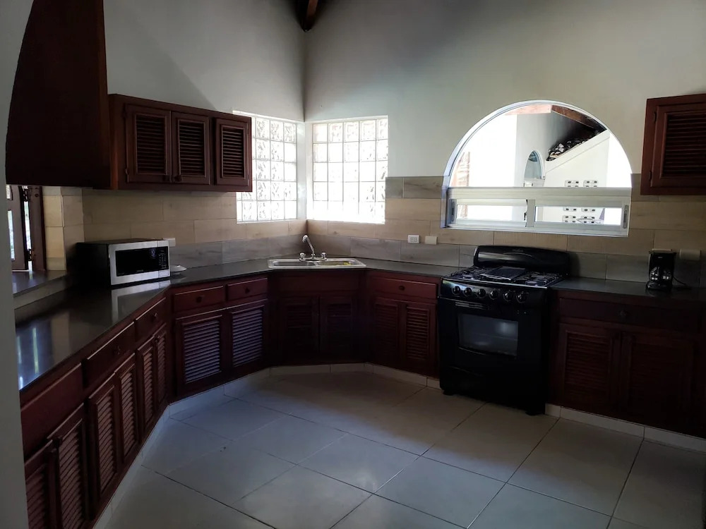 Villa 6 Bedrooms Guests Friendly
